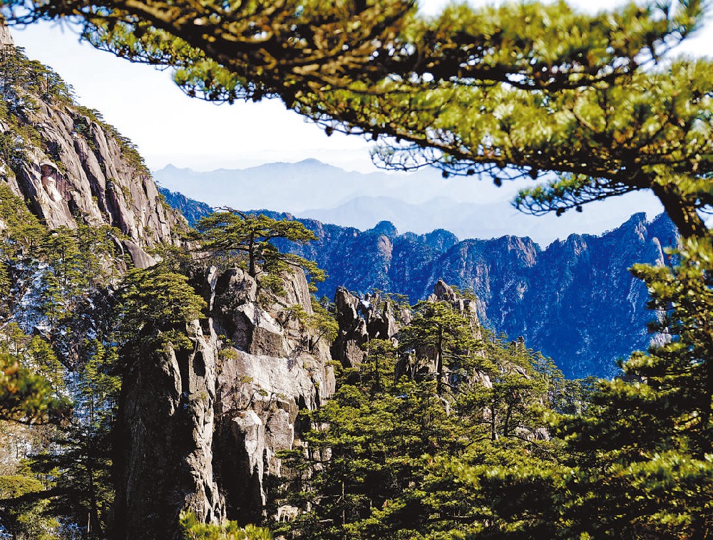 峰峦叠嶂   近年来，安徽黄山风景区优化全域旅游，通过举办活动赛事、发布精品路线等举措，积极推进文化旅游产业升级。   特雷通集团丹麦籍创始人兼首席执行官 西蒙·利希滕贝格（中文名李曦萌）摄